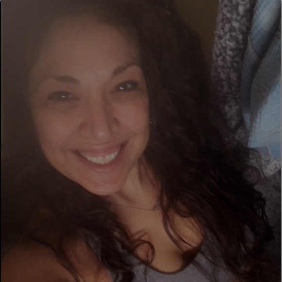 Meet your Posher, Amanda Lee - Picture 2 of 2